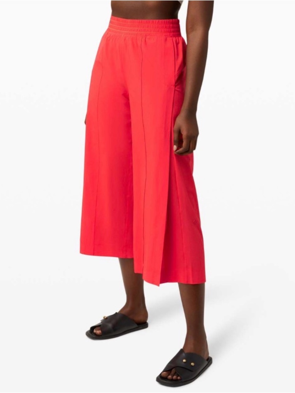 Lululemon Wanderer Cullotte in Carnation Red. Size 4